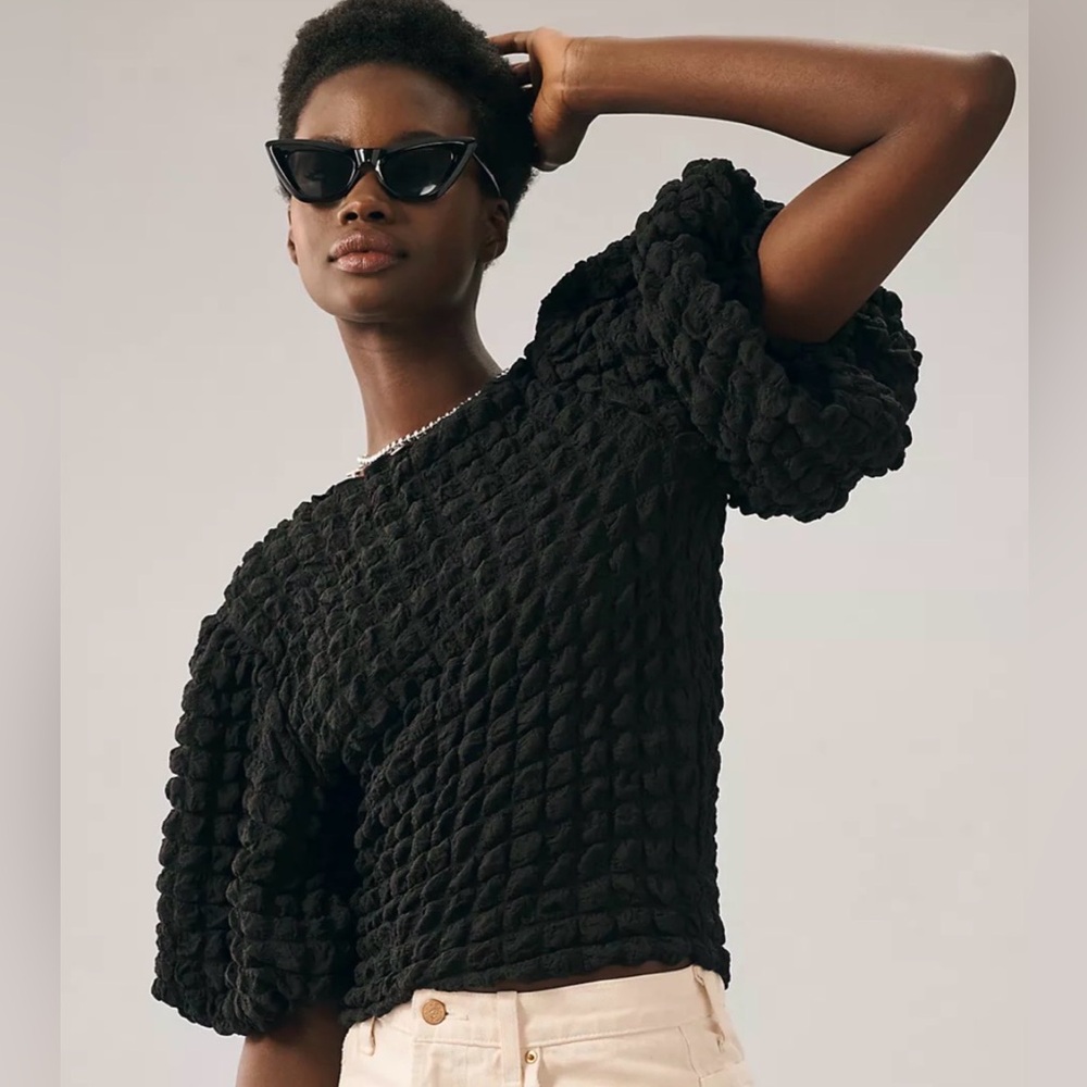 TEXTURED BUBBLE SLEEVE TOP BLACK